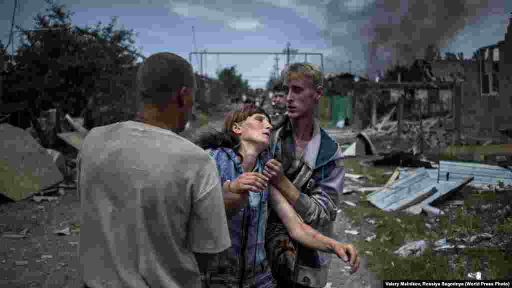 Первый приз в категории "Долгосрочные проекты": жители станицы Луганская на Донбассе приходят в себя после обстрела. Фото – Валерий Мельников