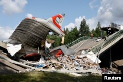 Spasioci na mjestu događaja, nakon što se most srušio na željezničke šine, što je uzrokovalo iskakanje voza koji se približavao u Brjanskoj oblasti u Rusiji, 1. juna 2025. godine.