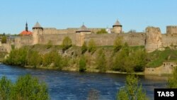 Вид на російський Івангород через річку Нарва з естонського боку кордону