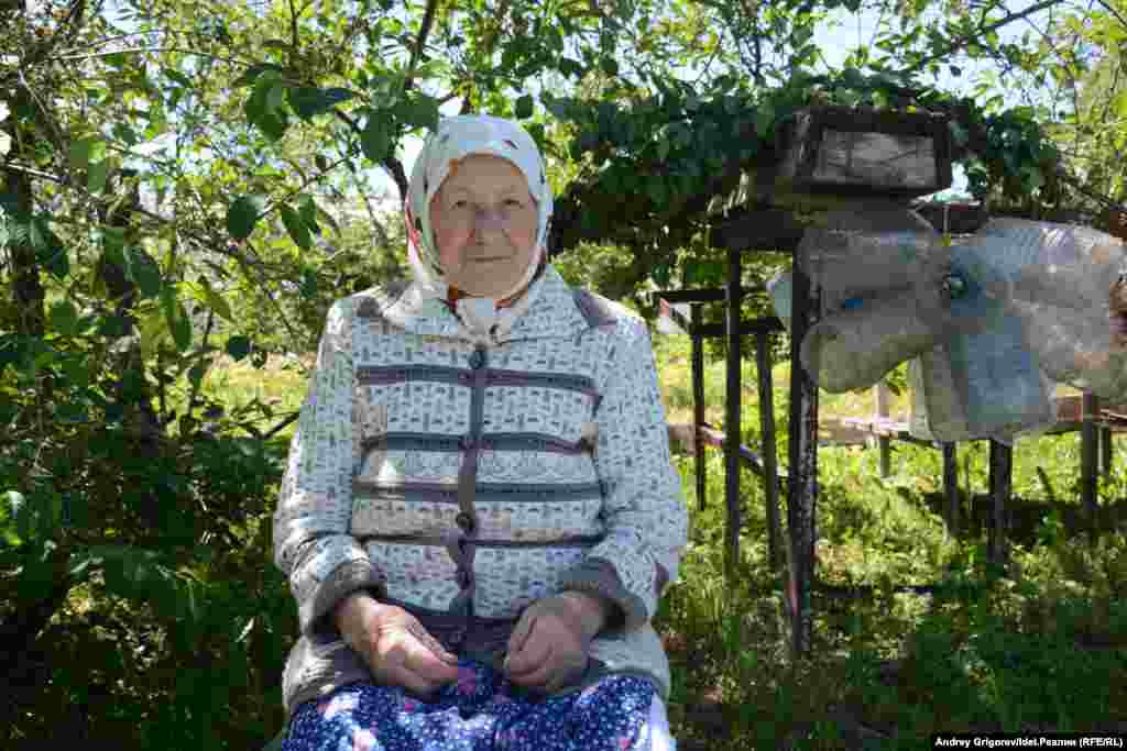 Контролирует процесс родственница — старейшая жительница деревни Мария Андреевна Эльман.