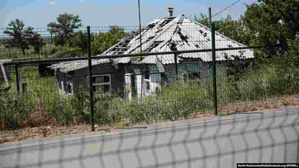 Існує теза, що українські військові виходять за межі населеного пункту Станиця Луганська. Втім, заступник командувача ООС генерал-майор Богдан Бондар наголосив, що українські військові не відводять війська зі Станиці Луганської і не погіршують стан підрозділів