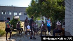 Мигранты из Камеруна в лагере для беженцев в Литве, июль 2021 года