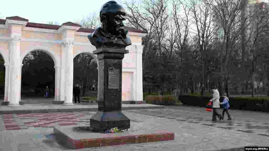 Цветы у памятника Тараса Шевченко в Симферополе, 22 января 2015 года 
