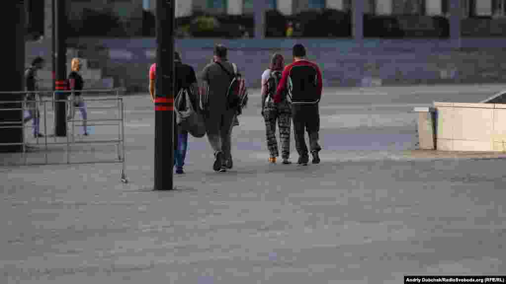 Тренування закінчено. Ми всі виходимо зі стадіону і йдемо у місто. Дивлюсь їм вслід. Звичайні собі перехожі кияни. Згадую, що через лави ЗСУ і фронт за п'ять років війни пройшли сотні тисяч українців. Усі вони серед нас