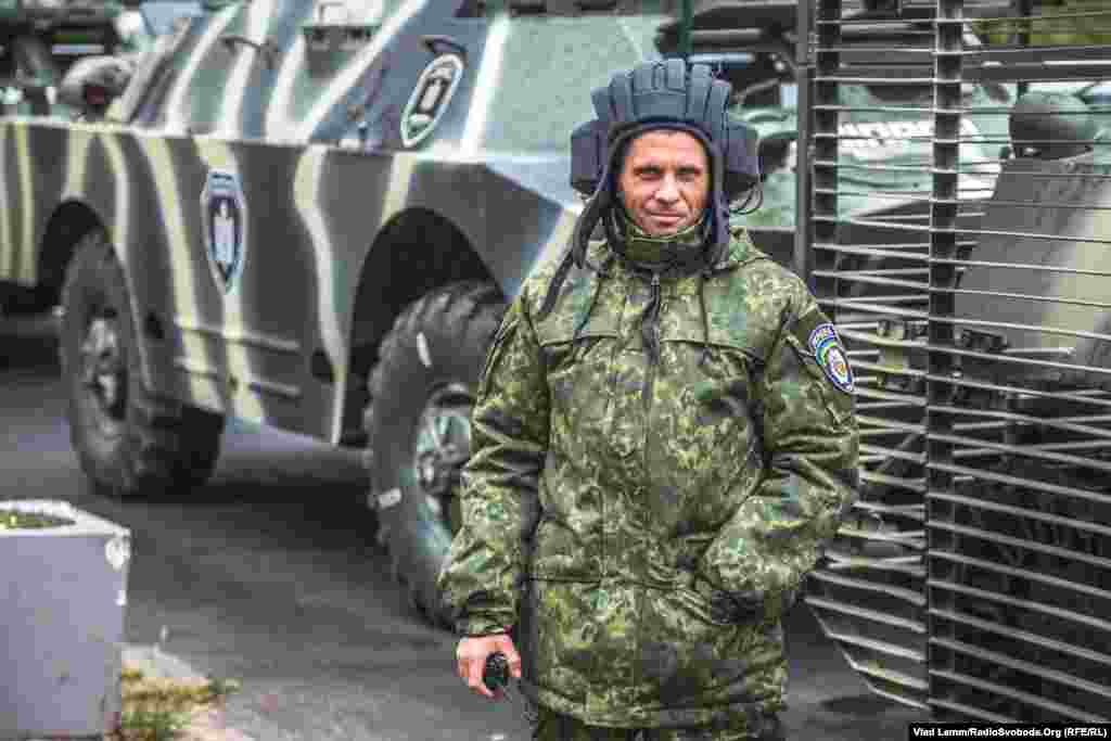 Водій БРДМ-2 готується до початку маршу