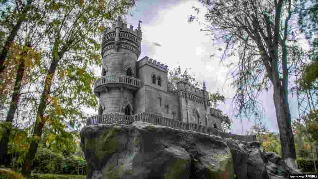 Визитная карточка Ялты – замок «Ласточкино гнездо».  Российские власти Крыма летом 2017 года начали раскопки и инженерные геологические работы, которые могут угрожать памятнику. В Министерстве культуры Украины в 2015 году назвали незаконными действия нынешних властей полуострова в отношении объектов культурного наследия, охраняемых законами Украины и внесенных в Государственный реестр недвижимых памятников Украины. В отчете ЮНЕСКО за январь-июнь 2017 года говорится, что работы, проводимые на территории замка «Ласточкино гнездо», являются незаконными.