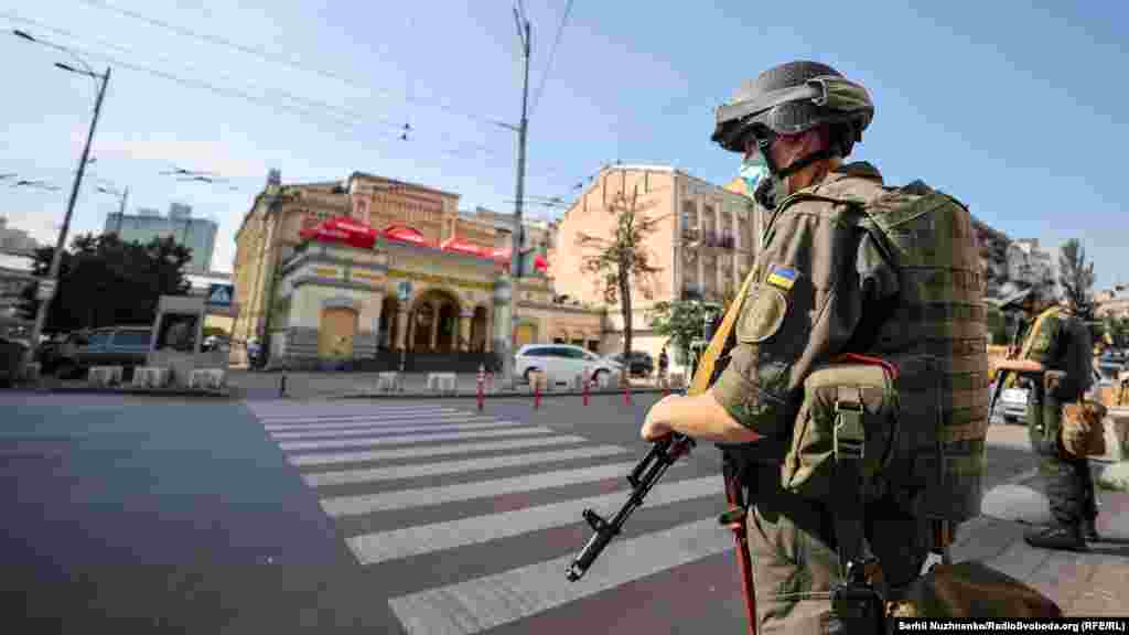 Перед початком навчань прилеглий до синагоги квартал очепили бійці Національної гвардії