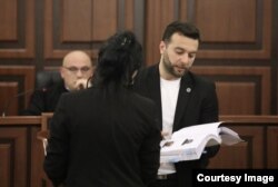 საბა სხვიტარიძის ადვოკატი, ირაკლი ჩომახაშვილი კითხავს საბა სხვიტარიძის საქმის მოწმე პოლიციელს, სალომე ედიშერაშვილს.