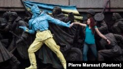 Одна из фигур скульптурной композиции советских времен в Софии раскрашена неизвестными в цвета украинского флага