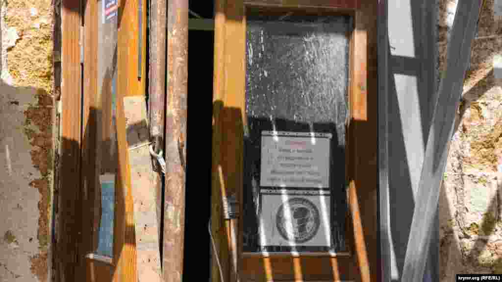 Реконструкция Крымской филармонии началась в июне текущего года. Полностью отремонтировать здание планируют до 31 августа 2023 года. Общая стоимость работ – 82 миллиона рублей