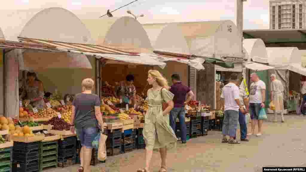 В торговых рядах около главного входа на «Крымский Привоз»