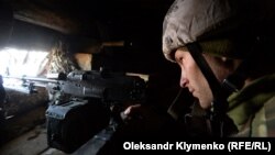 Украинский военнослужащий на линии фронта у села Золотое, 14 февраля 2020 года