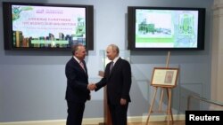 Президент Росії Володимир Путін (праворуч) тисне руку спеціальному представнику президента США Дональда Трампа Стіву Віткоффу під час зустрічі в Санкт-Петербурзі, Росія, 11 квітня 2025 року