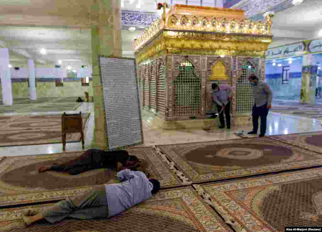 Эн-Наджаф, Ирак. Мужчины спят на полу в здании шиитской святыни 