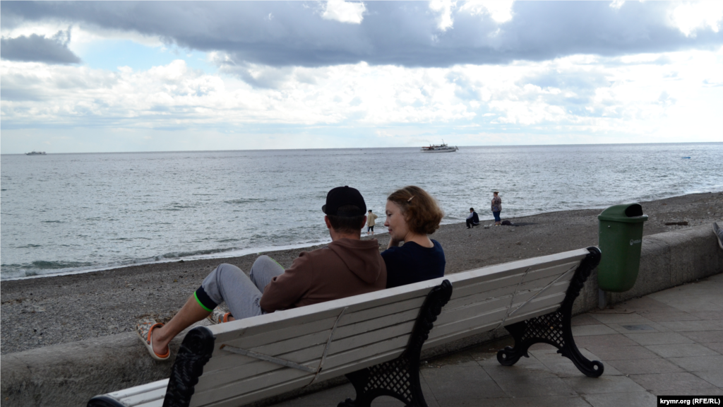 А у моря – парочки влюбленных