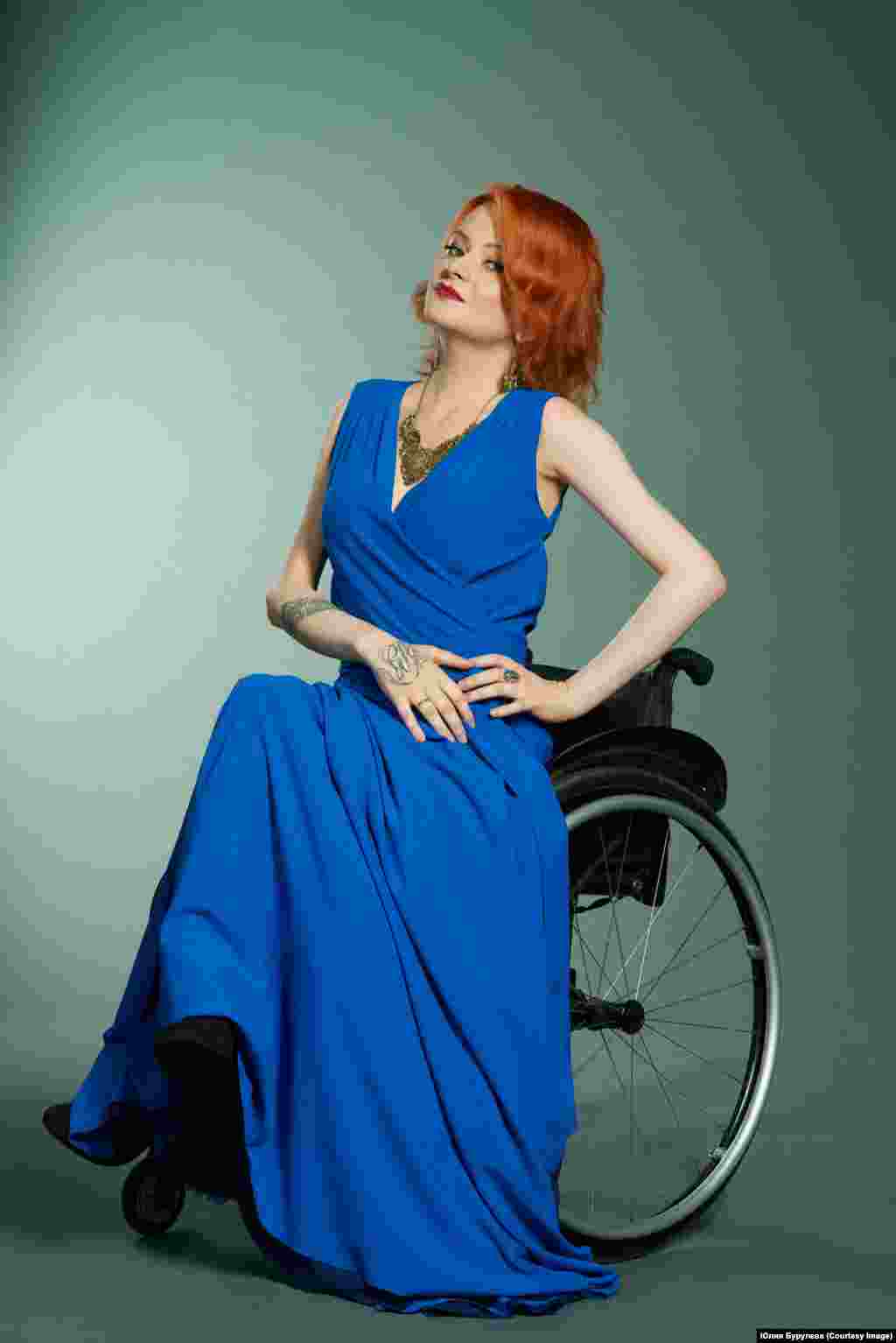 Автор проекта «Зазеркалье» Анастасия Виноградова: «Я являюсь фото и подиумной моделью международного класса. Выходила на подиум Недели Моды Mercedes Benz в рамках проекта «Без границ кутюр». Также работала на подиуме Рима, представляя одежду Академии Gianni Versace. Я – первый в России имидж-консультант, специализирующимся на особенностях фигуры людей с ОВЗ».