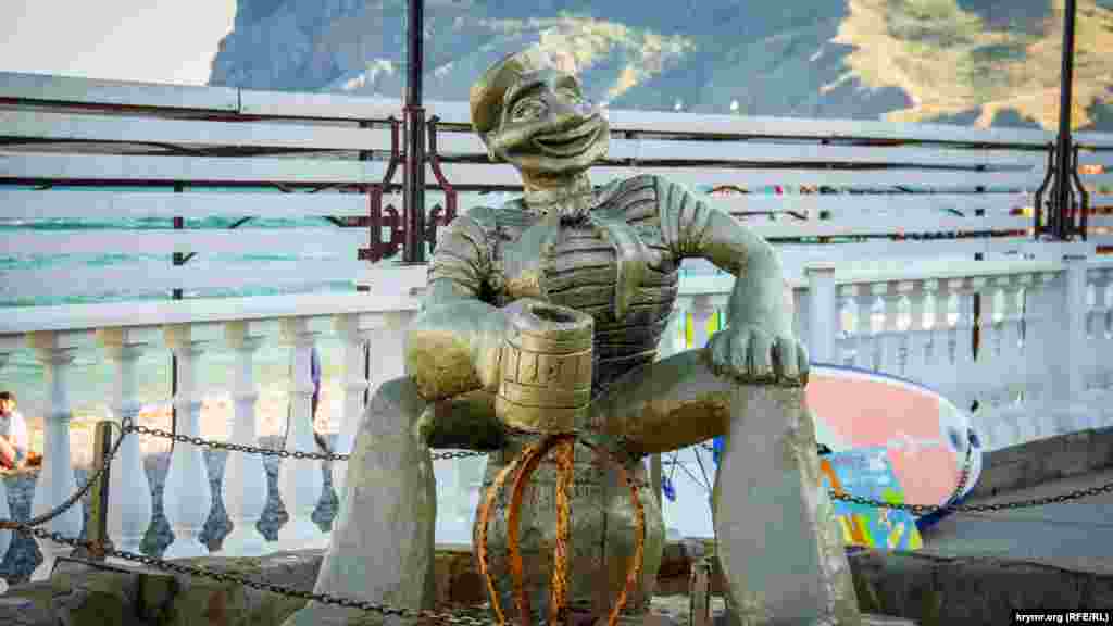 Памятник-фонтан «мультяшному» моряку Папаю пока что спрятан за цепью и не работает