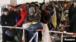 Очередь иммигрантов в одно из социальных ведомств в Берлине.