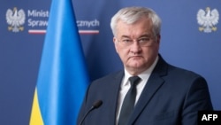 Голова МЗС України, зазначив, що заяви Путіна служать лише одній меті: відвернути увагу громадськості «від повного провалу його чвертьстолітнього правління»