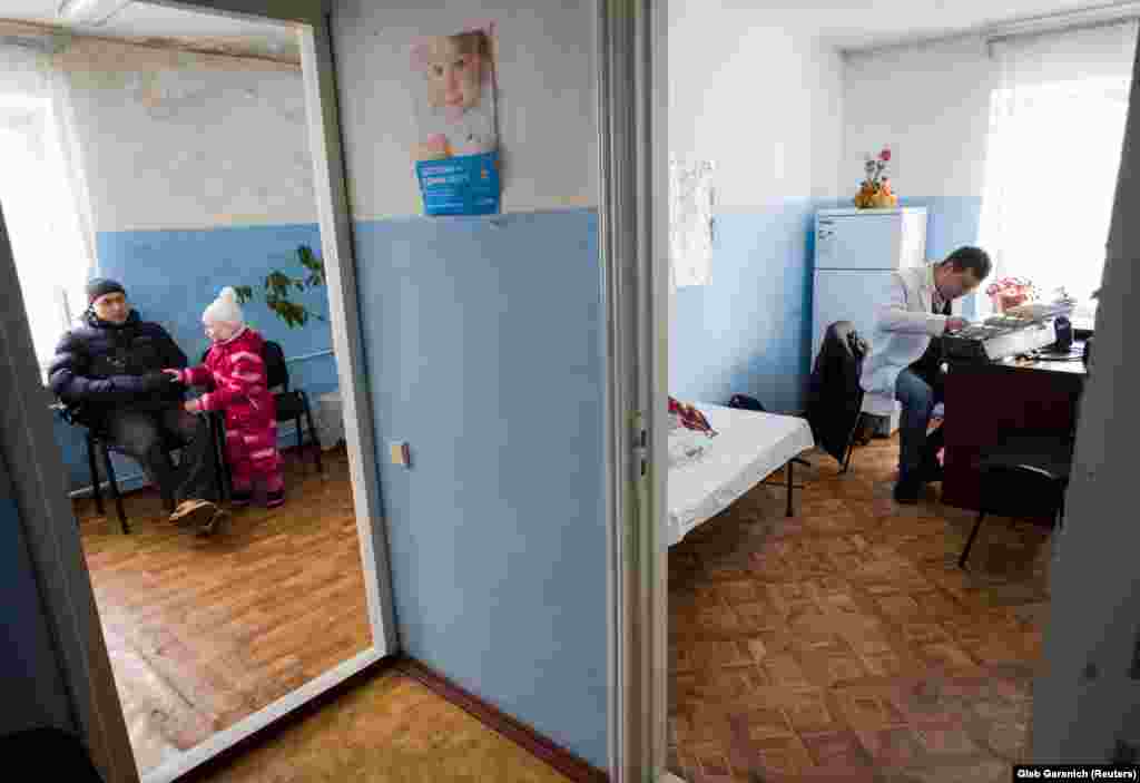 Лікар Розумій (праворуч) в амбулаторії в селі Зелений Бір. У жовтні 2017 року Верховна Рада схвалила давно очікувану реформу системи охорони здоров&rsquo;я.