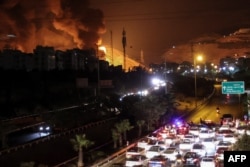 Транспортні засоби заблокували шосе через пожежу, що спалахнула неподалік на нафтосховищах Шахрана, на північний захід від Тегерану. Іран, 15 червня 2025 року