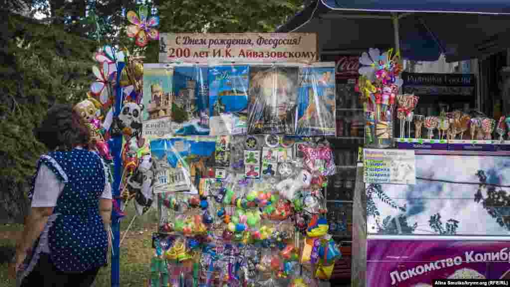 Раскладка с игрушками и плакатами ко дню рождения Айвазовского 