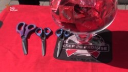 Хворі на ВІЛ/СНІД принесли презервативи до посольства Німеччини в Києві (відео) Хворі на ВІЛ/СНІД принесли презервативи до посольства Німеччини в Києві (відео)