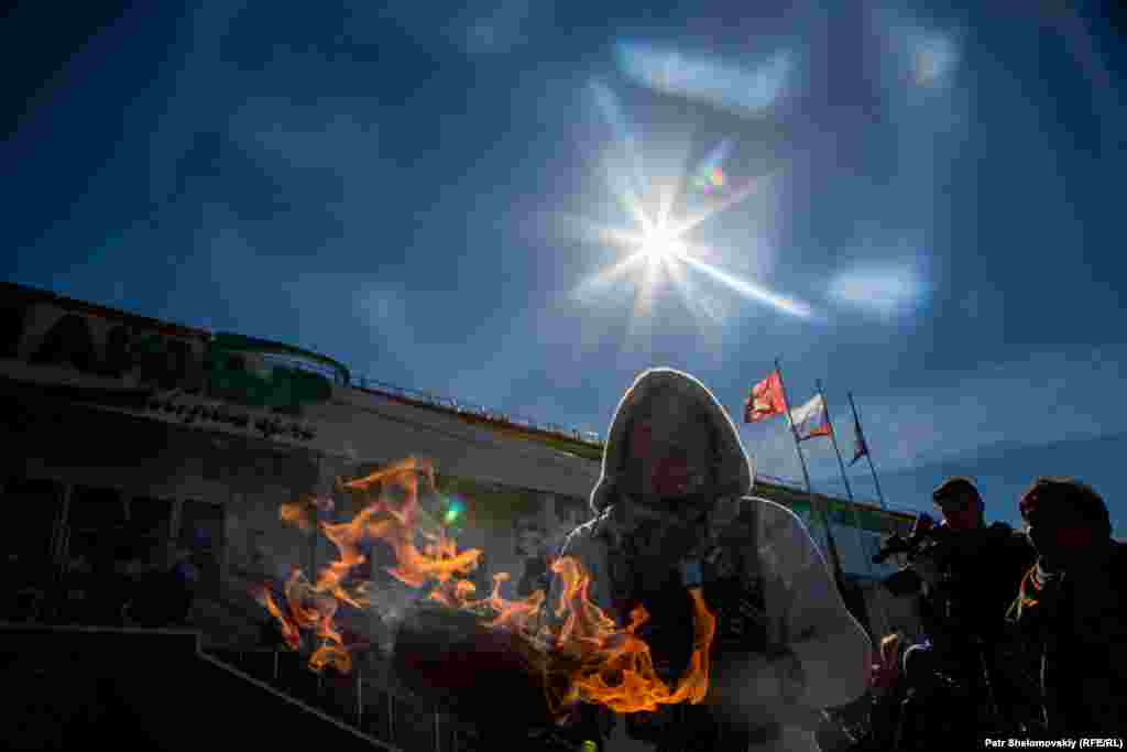 Перед единственной в городе ледовой ареной, которую в народе называют "дворцом", развели костер