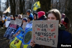 Родственники украинских военнопленных принимают участие в митинге с требованием освободить всех военнопленных до начала мирных переговоров или заключения соглашения с Россией на фоне продолжающегося нападения России на Украину, 6 марта 2025 года