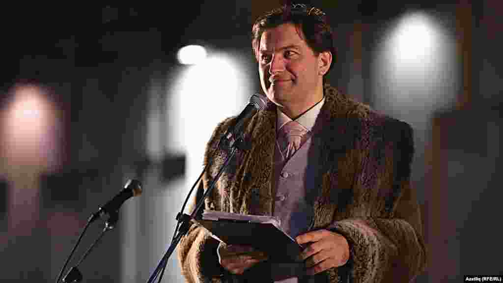 Камал театры каршында яңа сезон ачу тантанасы. Фәнис Җиһанша. 