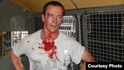 Ильдар Дадин в автозаке после задержания, август 2014 года