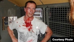 Ильдар Дадин в полицейском автозаке после одного из задержаний, август 2014 года