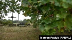 Місце, де у спільній могилі спочивають жертви Волинської трагедії 12 травня 1943 року. Село Угли