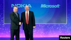Исполнительный директор Nokia Стивен Элоп и глава Microsoft Стив Балмер