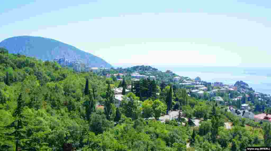 Тонущий в зелени с длинной набережной и множеством узких улочек – так многие представляют себе этот поселок. Гурзуф можно считать одним из самых благоустроенных поселков южного берега Крыма 