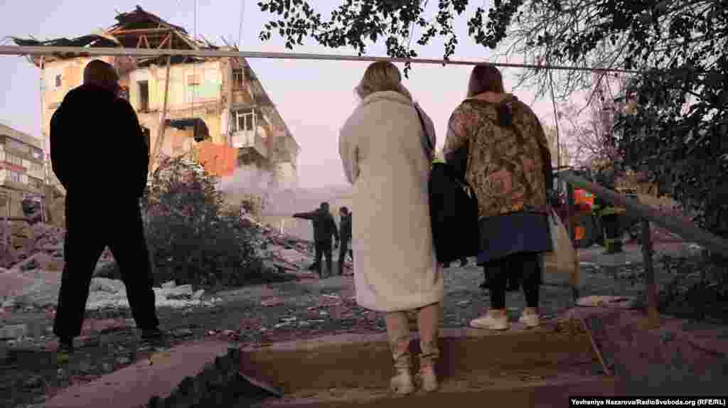 Поки тривають рятувальні роботи, поряд з багатоповерхівкою чекають її жителі та близькі мешканців, які можуть бути під завалами 