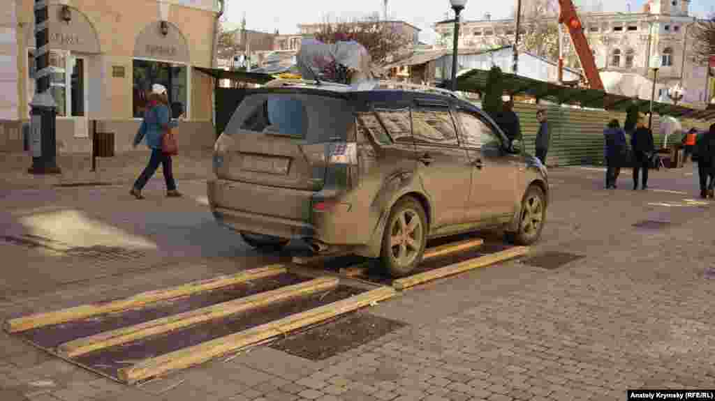 А третий «тестирует» водитель этого внедорожника, прорываясь по пешеходной зоне
