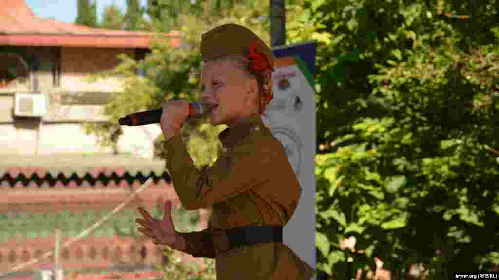 Дети, принимавшие участие в концерте, исполнили песни о войне – «Священная война» и другие