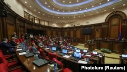 Виконувач обов'язків прем'єр-міністра Вірменії Нікол Пашинян виступає в парламенті, Єреван, 1 листопада 2018 року