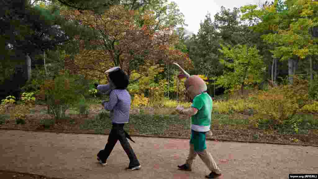 На открытии парка посетителей развлекали «волк» и «заяц»