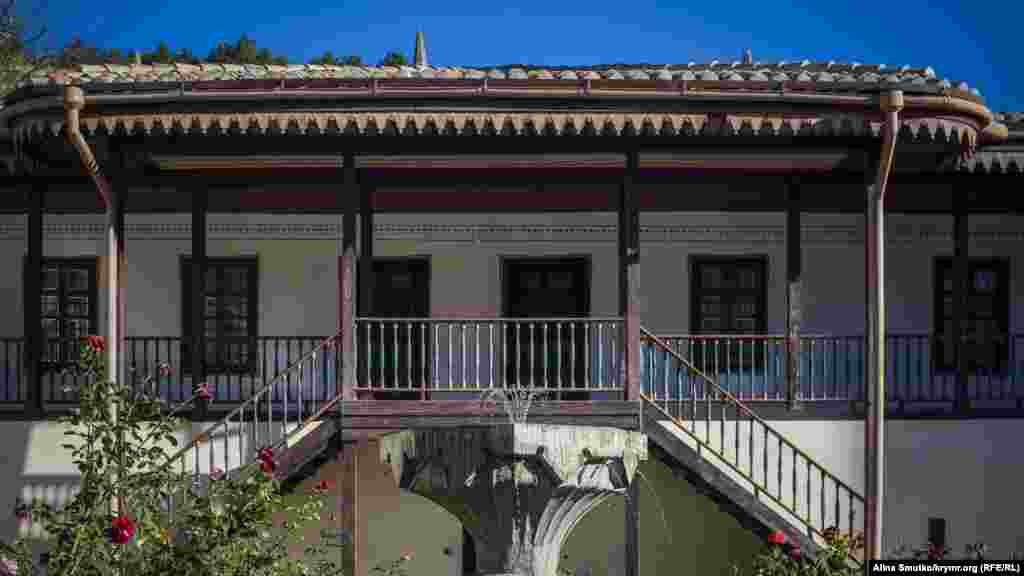 Фонтан перед залом Дивана – государственного крымскотатарского совета во времена Ханства