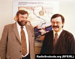 У перший день роботи Романа Купчинського (ліворуч) як нового директора Української реакції Радіо Свобода привітав Михайло Мигалисько, який певний час виконував обов'язки директора. Мюнхен, 1991 рік