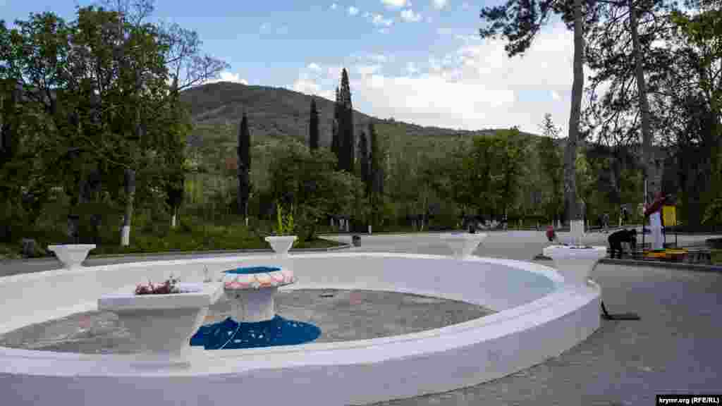 Сельский парк с фонтаном, но без воды 