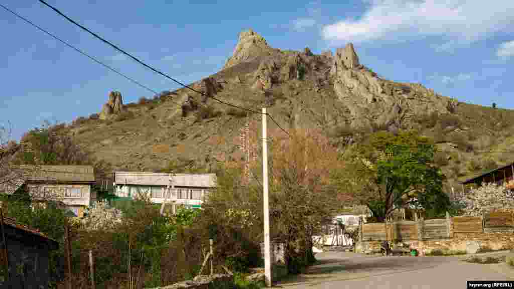 С противоположной стороны – скала Томакларын-Каясы. По словам старожилов, это прозвище носила крымскотатарская семья, живущая когда-то на склоне горы. Здешние же туристы почему-то называют скалу «Андрюша»