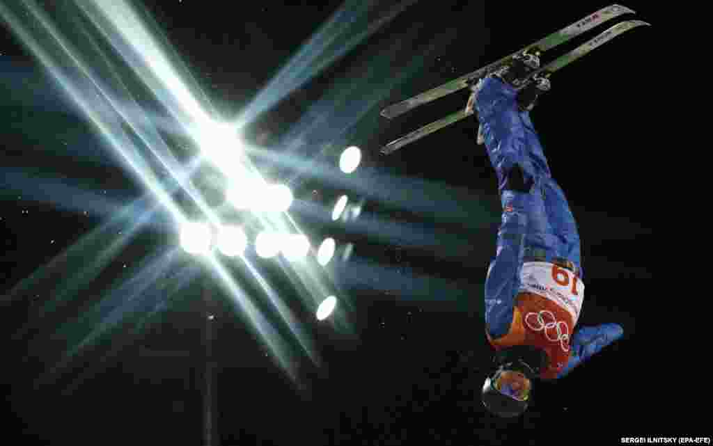 Лыжный фристайл: Ольга Полюк из Украины в действии во время квалификации по женскому фристайлу в «Феникс-парке»