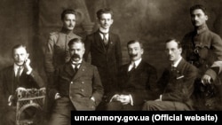 Посольство УНР в Венгрии. Сидят (слева направо): второй - Никита Шаповал (посол), Николай Галаган, Николай Шраг. 1918 год