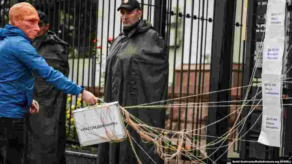 «Путин» принял участие в акции. Он пытался спрятать следы дел – причастность оккупационой власти Крыма и России к делам жертв насильственных исчезновений на полуострове