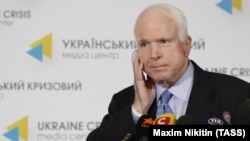 Американський сенатор Джон Маккейн на прес-конференції під час відвідування ним України, вересень 2014 року