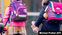 За даними МОН, нині близько тисячі українських шкіл зруйновані через бойові дії, ще понад 450 опинилися в окупації