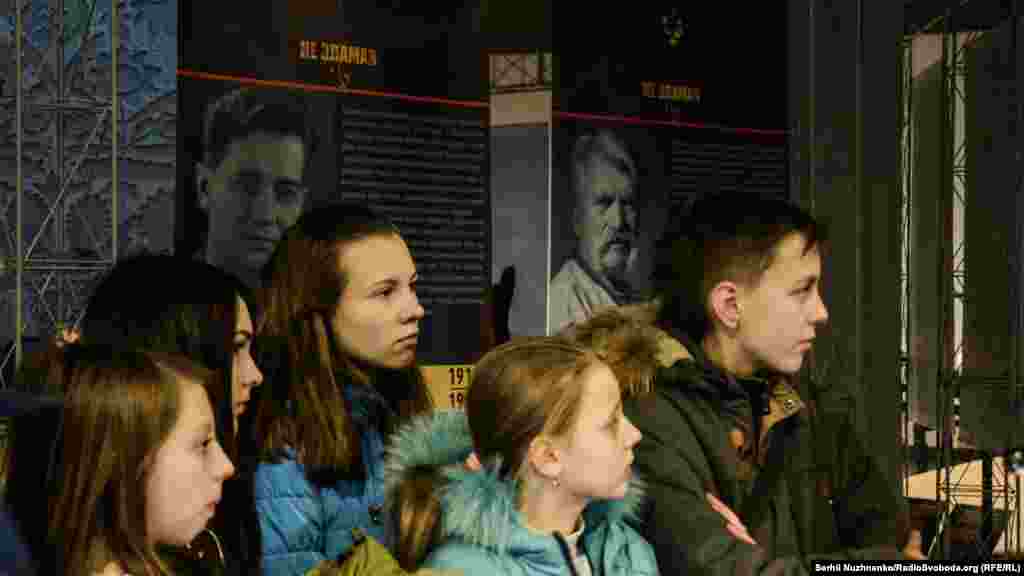 Шкільна екскурсія в «Меморіалі жертв Голодомору»